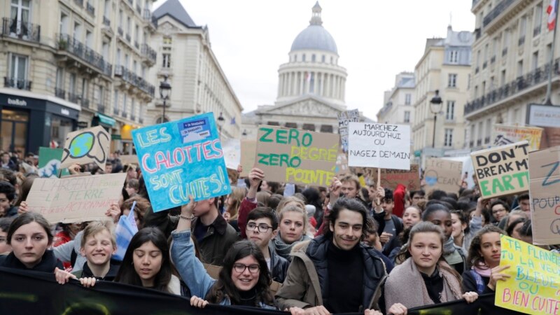 Nxënësit në botë protestojnë kundër ndryshimeve klimatike