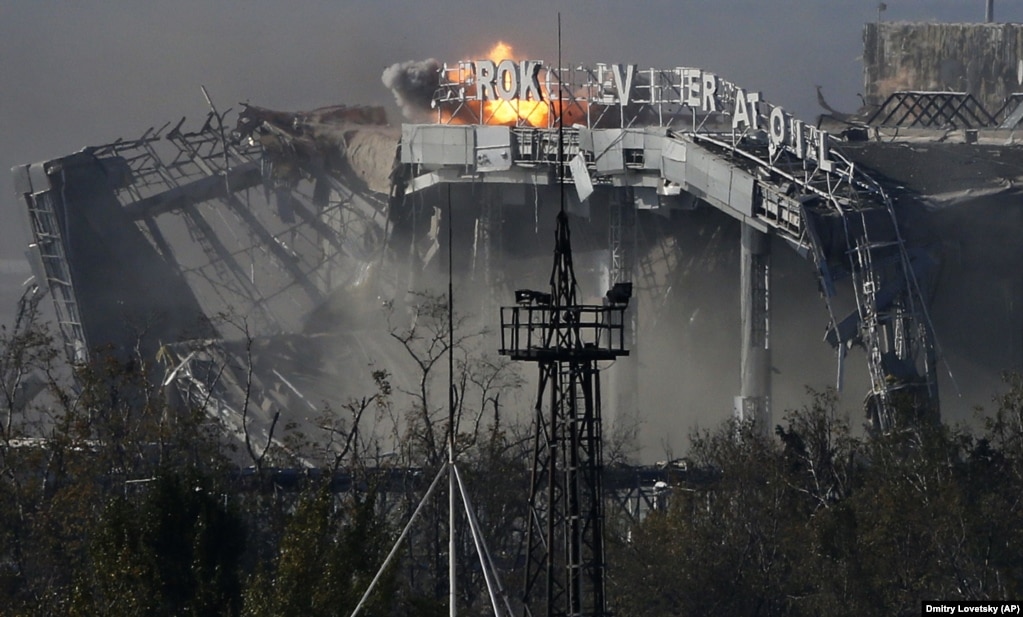 8 жовтня 2014 року – так виглядає міжнародний аеропорт «Донецьк» імені Сергія Прокоф'єва внаслідок обстрілів гібридними проросійськими силами