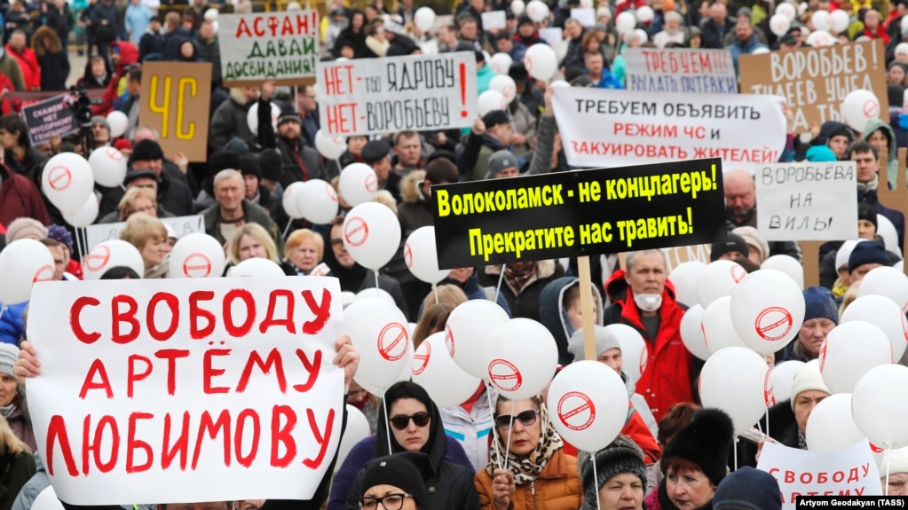 Russians rally outside the Volokolamsk town hall demanding the closure of the Yadrovo landfill on April 1.