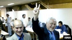 ابراهیم یزدی(راست)، دبیر کل در بازداشت نهضت آزادی ایران و محمد توسلی، عضو نهضت آزادی
