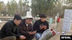 Friends and former colleagues of Alisher Saipov at his gravesite in Osh