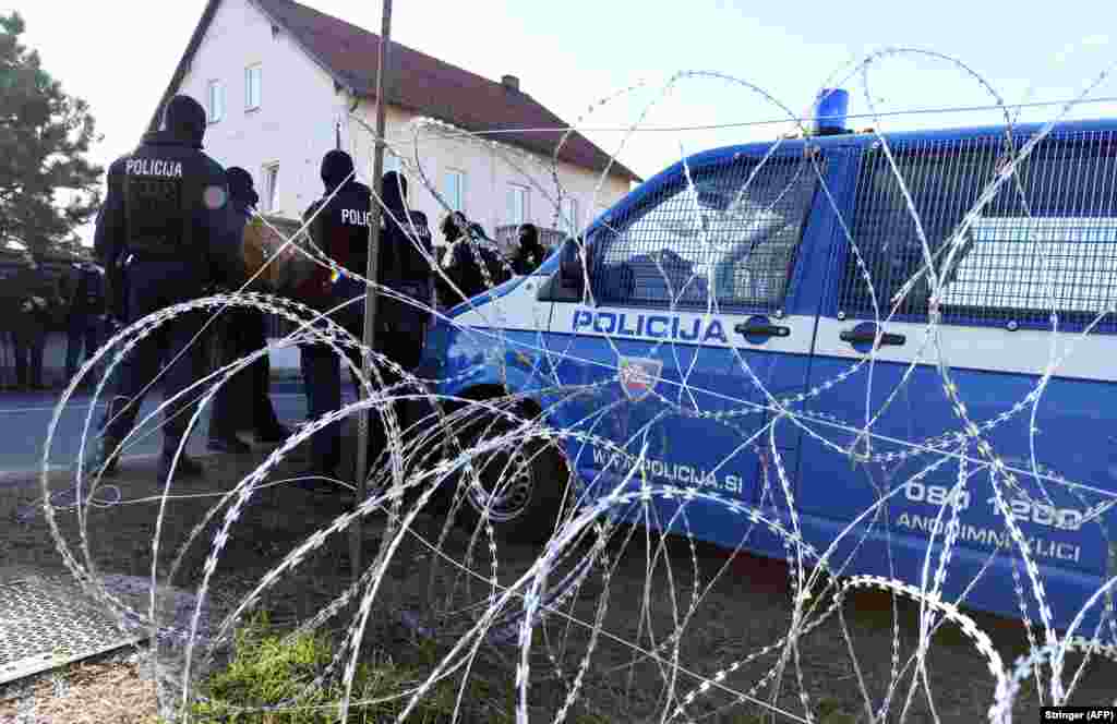 СЛОВЕНИА - Словенија почна со поставување дополнителна ограда на границата со Хрватска, во делот каде годинава е забележан зголемен број илегални преминувања, објави словенечката ТВ ПОП, пренесува МИА.