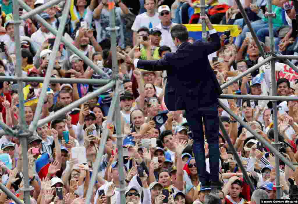 Венесуэла оппозициясының лидері Хуан Гуайдо ел астанасы Каракаста президент Николас Мадуроға қарсы шеруде сөйлеп тұр.&nbsp;Әлем елдерінің көбі Гуайдоны Венесуэланың уақытша президенті деп мойындаған.