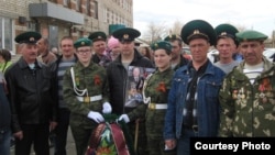 Мирбако Додокалонов (первый справа) с некоторыми сослуживцами