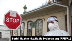 Патрулювання біля Києво-Печерської лаври, в Києві, 13 квітня 2020 року