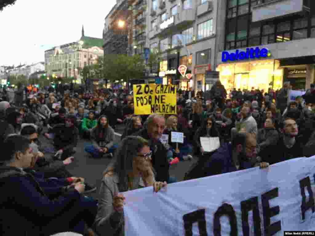 Studenti okupljeni u neformalnoj organizaciji &quot;Protiv diktature&quot;, pokrenuli su 2017. proteste nezadovoljni rezultatima predsedničkih izbora na kojima je pobedio Aleksandar Vučić. Zahtevali su smene čelnih ljudi javnog servisa Radio televizije Srbije i članova Regulatornog tela za elektronske medije i proveru biračkog spiska. Nijedan od zahteva nije ispunjen.