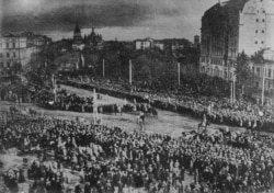 Під час урочистого проголошення універсалу про об’єднання УНР і ЗУНР у соборну Україну. Київ, Софійська площа, 22 січня 1919 року