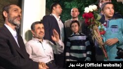 محمود احمدی‌نژاد در مراسم استقبال از حمید بقایی پس از آزادی‌اش از زندان