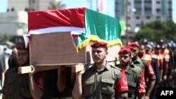 Силовики ісламістського руху «Хамас» влаштували символічний «похорон» Абу Хамдії у Смузі Гази в той час, як його ховали на Західному березі Йордану, 4 квітня 2013 року