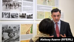 Посол Испании в Казахстане Педро Хосе Санс Серрано беседует с сотрудницей музея искусств имени Абылхана Кастеева. Алматы, 27 октября 2016 года.