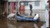У затопленым двары ў Хваенску, Жыткавіцкі раён. Фота Віктара Драчова, AFP