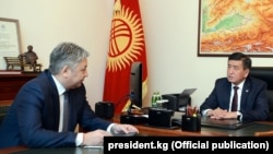Президент Сооронбай Жээнбеков менен тышкы иштер министри Эрлан Абдылдаев. 