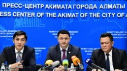 Бывший вице-министр здравоохранения Камалжан Надыров (в центре), Тлеухан Абилдаев (справа), глава управления общественного здоровья Алматы. 27 декабря 2019 года.