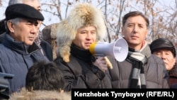 Солдан оңға: саясаткерлер Жармахан Тұяқбай, Мұхтар Тайжан және Болат Әбілев оппозиция митингісінде. Алматы, 28 қаңтар 2012 ж.