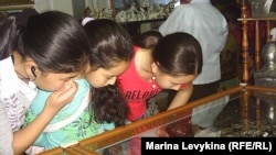 Девушки в магазине ювелирных изделий. Семей, 6 мая 2012 года.