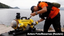 Рятувальник готує дитанційно-керований підводний апарат для пошуку літака, що впав зранку 29 жовтня, провінція Західна Ява, Індонезія