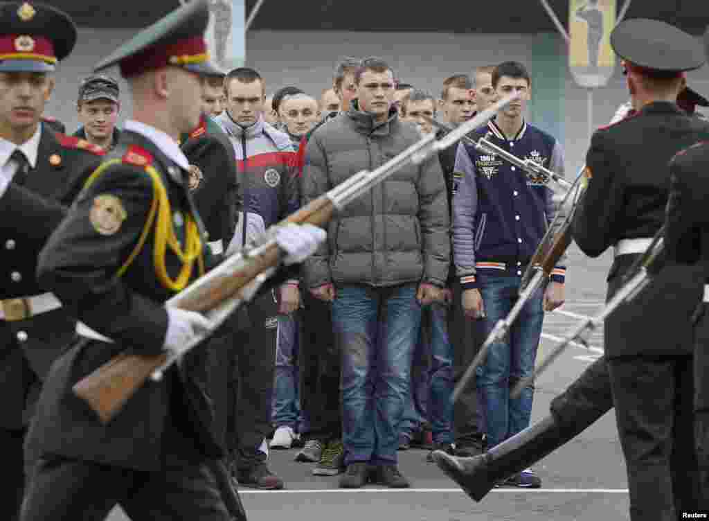 Призовники під час церемонії, присвяченій останньому наборові на строкову службу до лав української армії, Київ, 15 жовтня