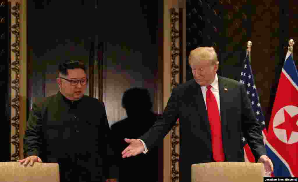 Дональд Трамп оказывает знаки внимания Ким Чен Ыну.