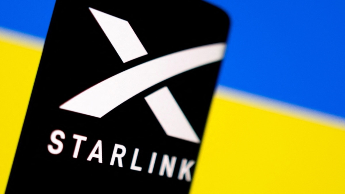 Логотип Starlink на смартфоні на тлі прапора України (ілюстраційне зображення)