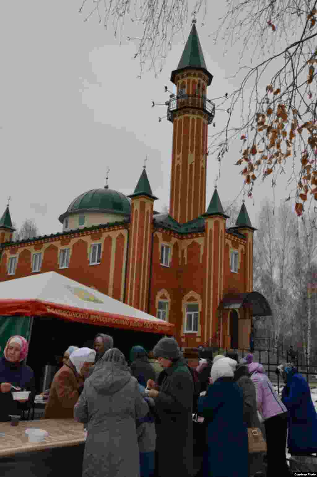 Балтачта яңа мәчет ачылу хөрмәтенә урамда чәй эчү оештырылган иде