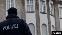 Polici gjerman para një ambasade të jashtme në Berlin