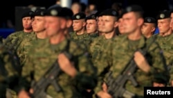 Hrvatska je nakon suspenzije obaveznog služenja vojnog roka 2007.godine zbog nedostatnog interesa mladih, sljedeće 2008. godine uvela dobrovoljno služenje. (Na fotografiji pripadnici Oružanih snaga Republike Hrvatske)