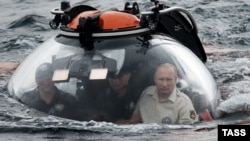 Президент России Владимир Путин во время погружения на спускаемом аппарате "Си-Эксплорер" на дно Черного моря у берегов Крыма, 18 августа 2015 года