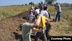 Hundreds of residents of Zaporizhzhya dig a trench on September 6 in an effort to defend the city of Zaporizhzhya, whose region lies next to war-torn Donetsk.