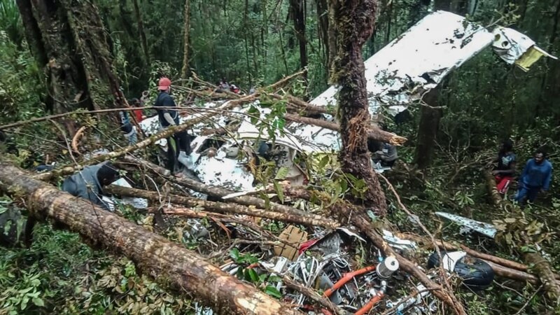 Дванаесетгодишно момче преживеа пад на авион во Индонезија