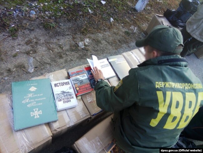Украинский пограничник в Львовской области изучает конфискованные контрабандные книги