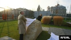 RFE/RL President Steve Korn unveils the Hagibor memorial with Dr. Lindsay Kaplan.