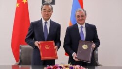 Armenia -- Foreign Ministers Zohrab Mnatsakanian (R) of Armenia and Wang Yi of China sign a visa waiver agreement in Yerevan, May 26, 2019.