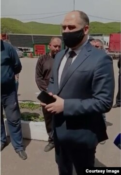 Вице-губернатор общается с водителями