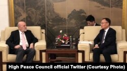 محمد عمر داوودزی رئیس دارالانشای شورای عالی صلح افغانستان (چپ) حین ملاقات با معین وزارت خارجه چین در پیگنگ 