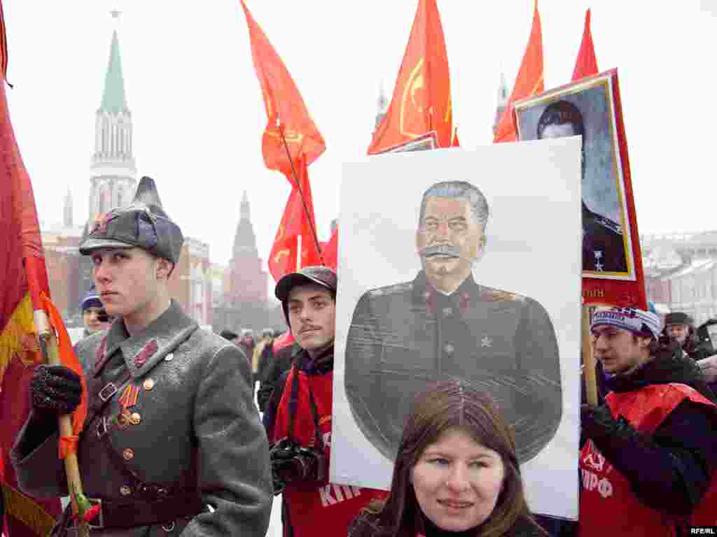 Коммунисты возложили цветы к могиле Иосифа Сталина у Кремлевской стены в честь его 130-летия