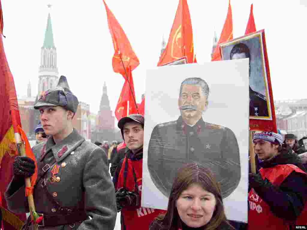 Комуністи поклали квіти до могили Йосипа Сталіна біля Кремлівської стіни на честь його 130-річчя
