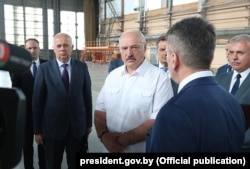 Лукашэнка на авіярамонтным заводзе ў ліпені 2018 году.