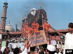 Hindistan - müsəlmanlar Rushdie-nin müqəvvasını yandırır, 1999