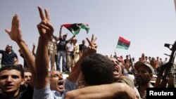 مقاتلون ضد قوات معمر القذافي يستقبلون مفاوضين من المجلس الليبي الإنتقالي في بني وليد 