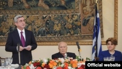 Президент Армении Серж Саргсян выступает на государственном ужине, данном в его честь президентом Греции Каролосом Папулиасом, 18 января 2011 г. 