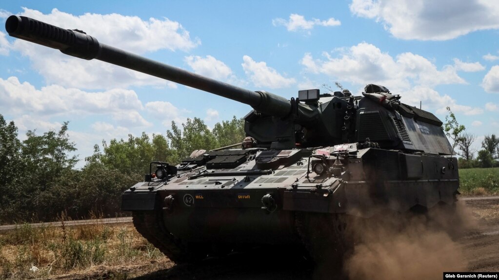 Розпочалася сто сорок третя доба війни РФ проти України. На фото: українські бійці їдуть на німецькій САУ Panzerhaubitze 2000 біля передової на Донбасі, 12 липня 2022 року