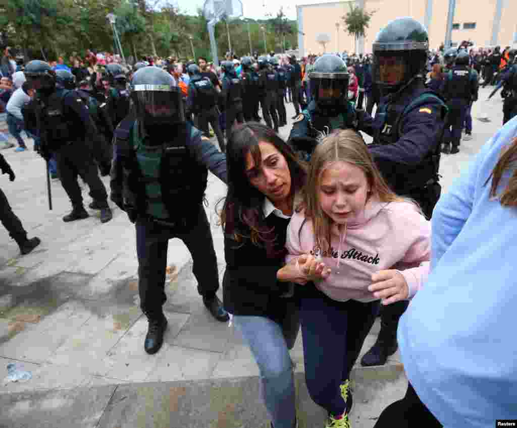 Civilna garda sprečava glasanje u mestu Sant Julia de Ramis u Kataloniji.