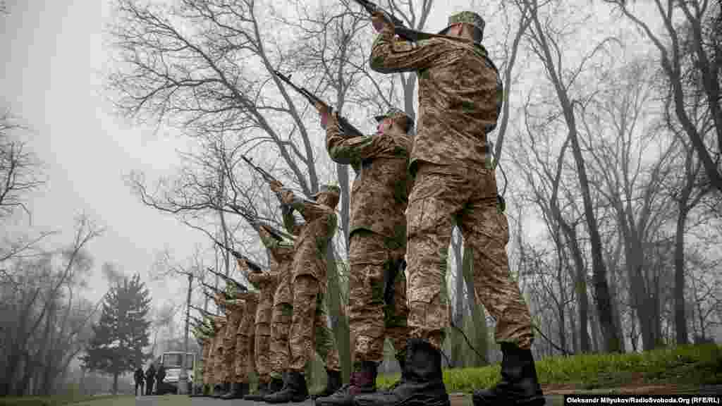 Салют на честь тих, хто загинув під час Одеської наступальної операції в березні-квітні 1944 року, яка завершилась звільненням від нацистів спочатку Миколаєва, а потім Одеси