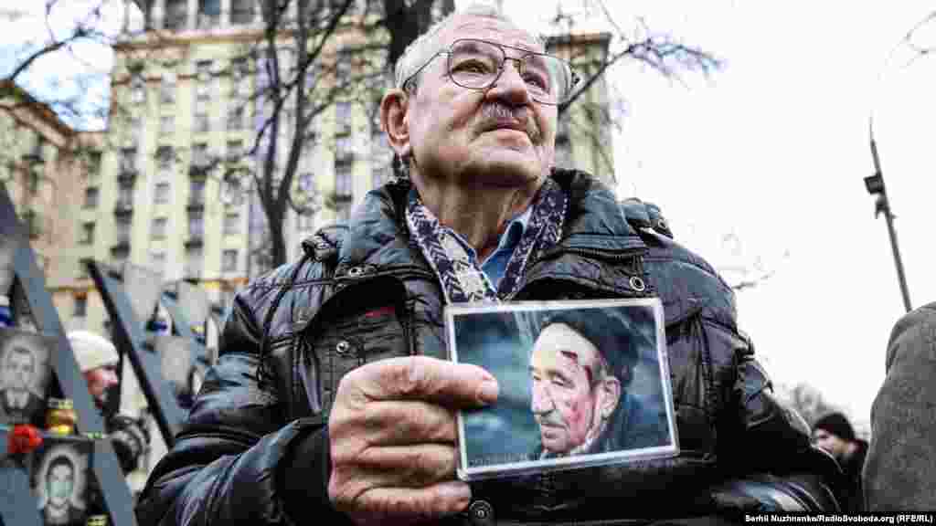 18&ndash;22 февраля 2014 года в центре Киева от пуль милицейского спецназа погибло более ста человек.