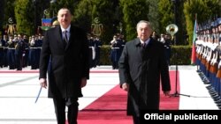 Әзербайжан президенті Ильхам Әлиев (сол жақта) пен Қазақстан президенті Нұрсұлтан Назарбаев. Баку, 3 сәуір 2017 жыл.