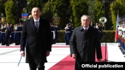 Президент Азербайджана Ильхам Алиев (слева) и президент Казахстана Нурсултан Назарбаев. Баку, 3 апреля 2017 года.