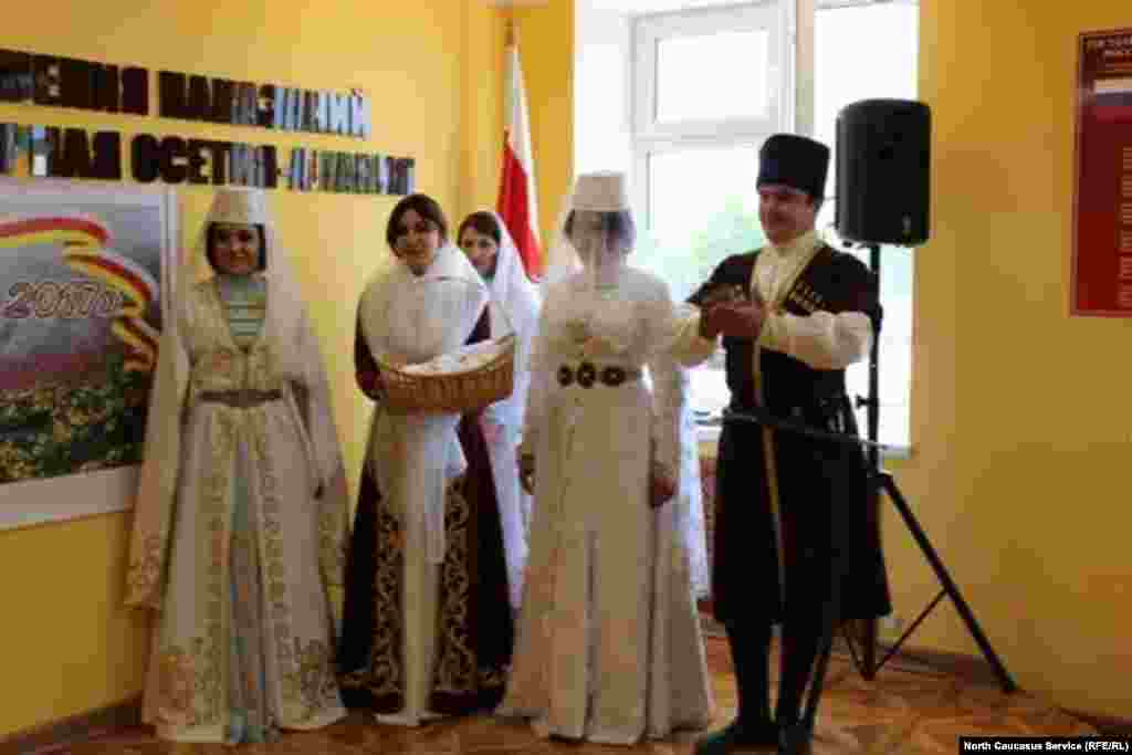Свои таланты участницы показали и в инсценировке осетинской свадьбы