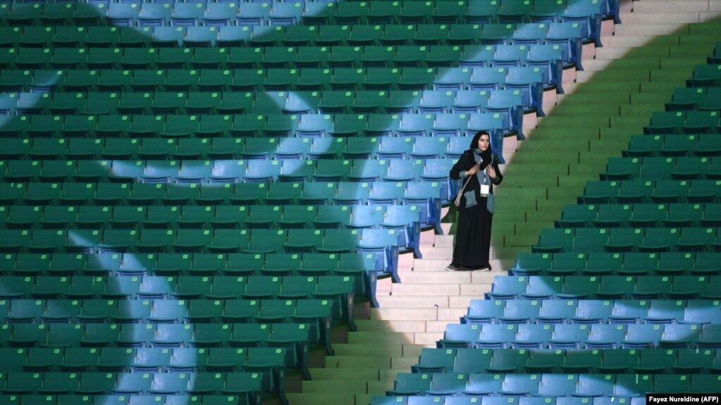 Саудовская Аравия. Женщина присутствует на стадионе в Эр-Риаде по случаю годовщины основания Королевства