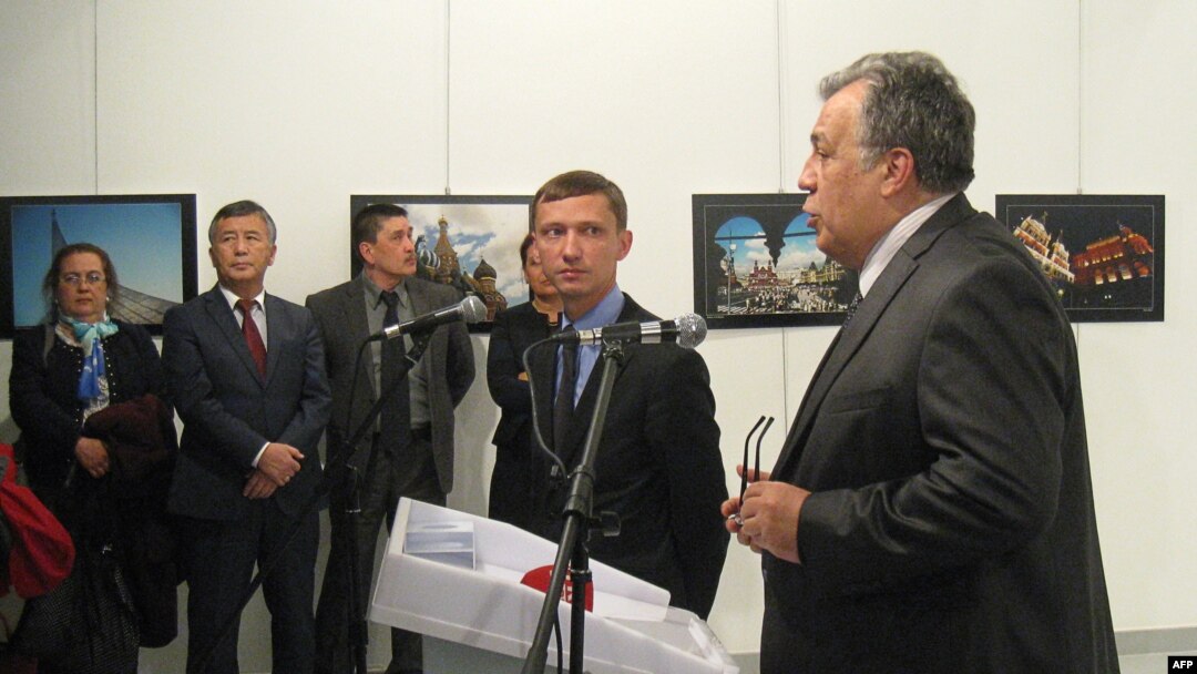 Түркиядағы Ресей елшісі Андрей Карлов өзіне қастандық жасалардан сәл бұрын қазіргі заманғы өнер галереясындағы көрменің ашылуында сөйлеп тұр. Анкара, 19 желтоқсан 2016 жыл.