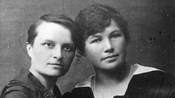 Сёстры Стагановіч Марыя і Людміла, слуцкіе актывісткі нацыянальнага руху, злева жонка Юркі Лістапада